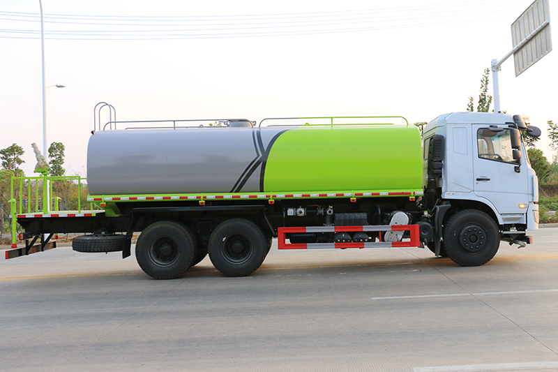 东风D3L后八轮 20吨 洒水车​