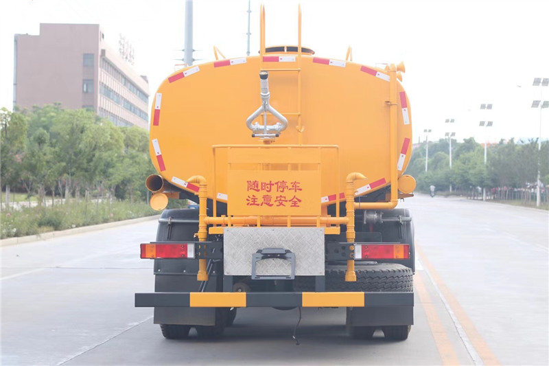 东风天龙后八轮 20吨 洒水车​