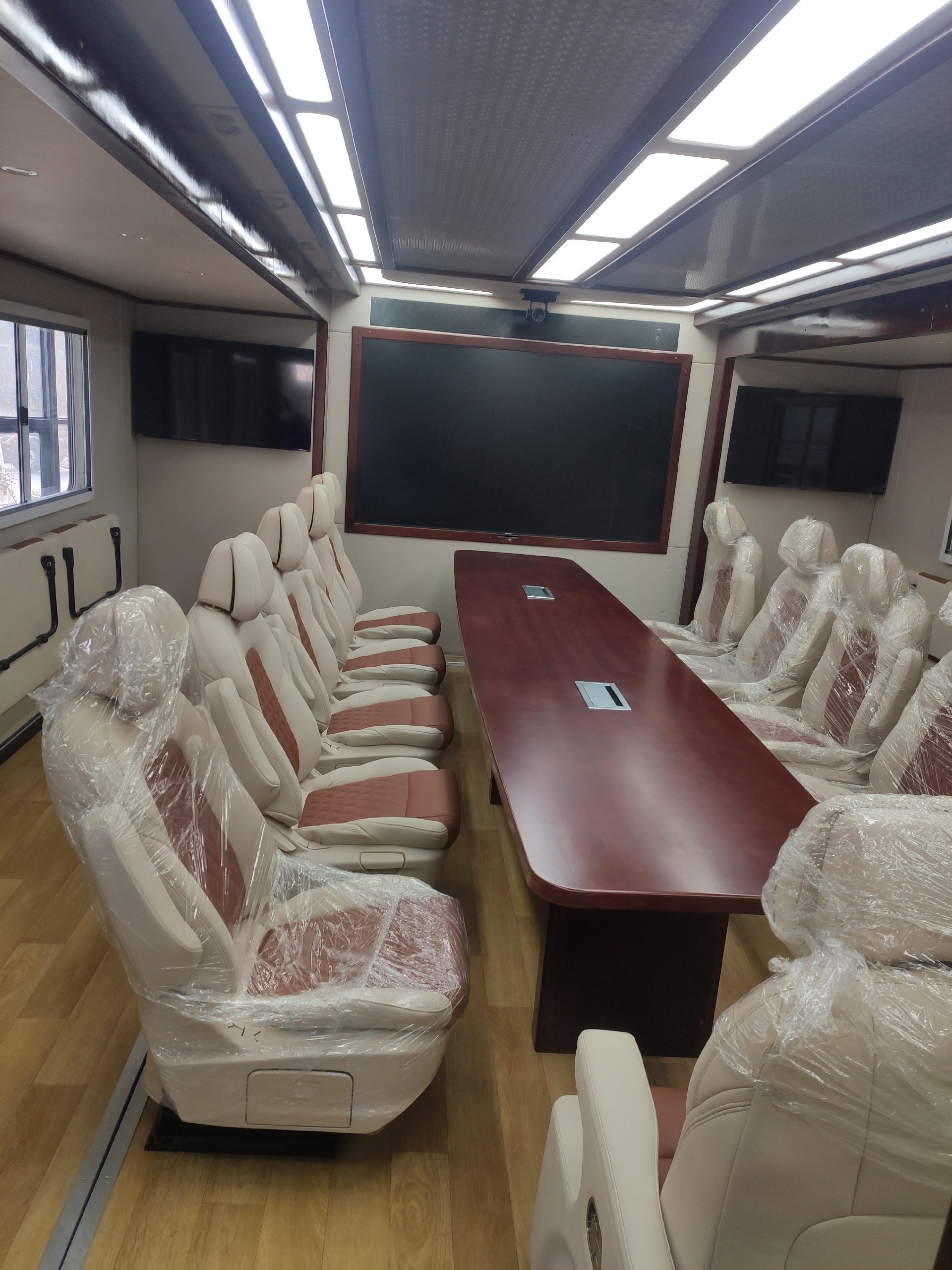 大型会议指挥车